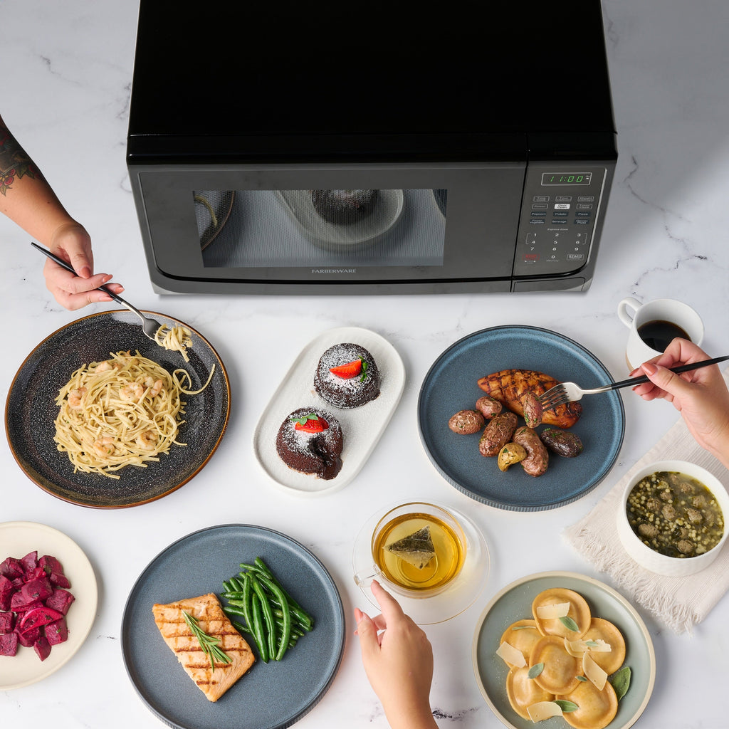 Four à micro-ondes de comptoir Farberware de 1000 watts et 1,1 pi³ avec éclairage LED et verrouillage enfant.