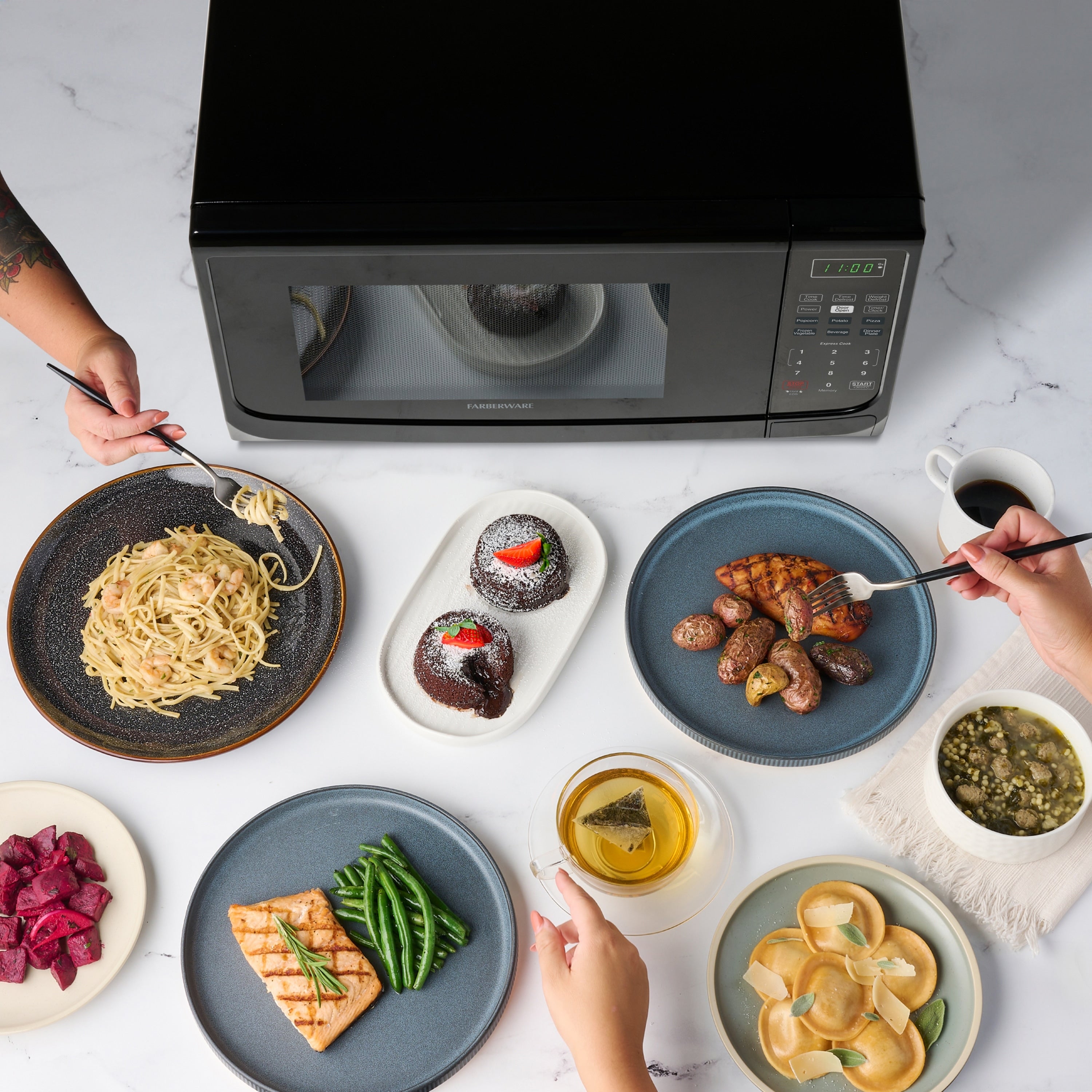 Four à micro-ondes de comptoir Farberware de 1000 watts et 1,1 pi³ avec éclairage LED et verrouillage enfant.