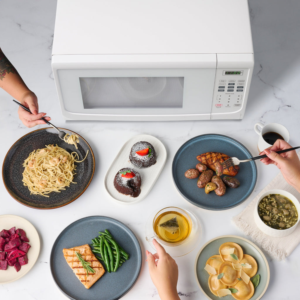 Four à micro-ondes de comptoir Farberware de 1000 watts et 1,1 pi³ avec éclairage LED et verrouillage enfant.