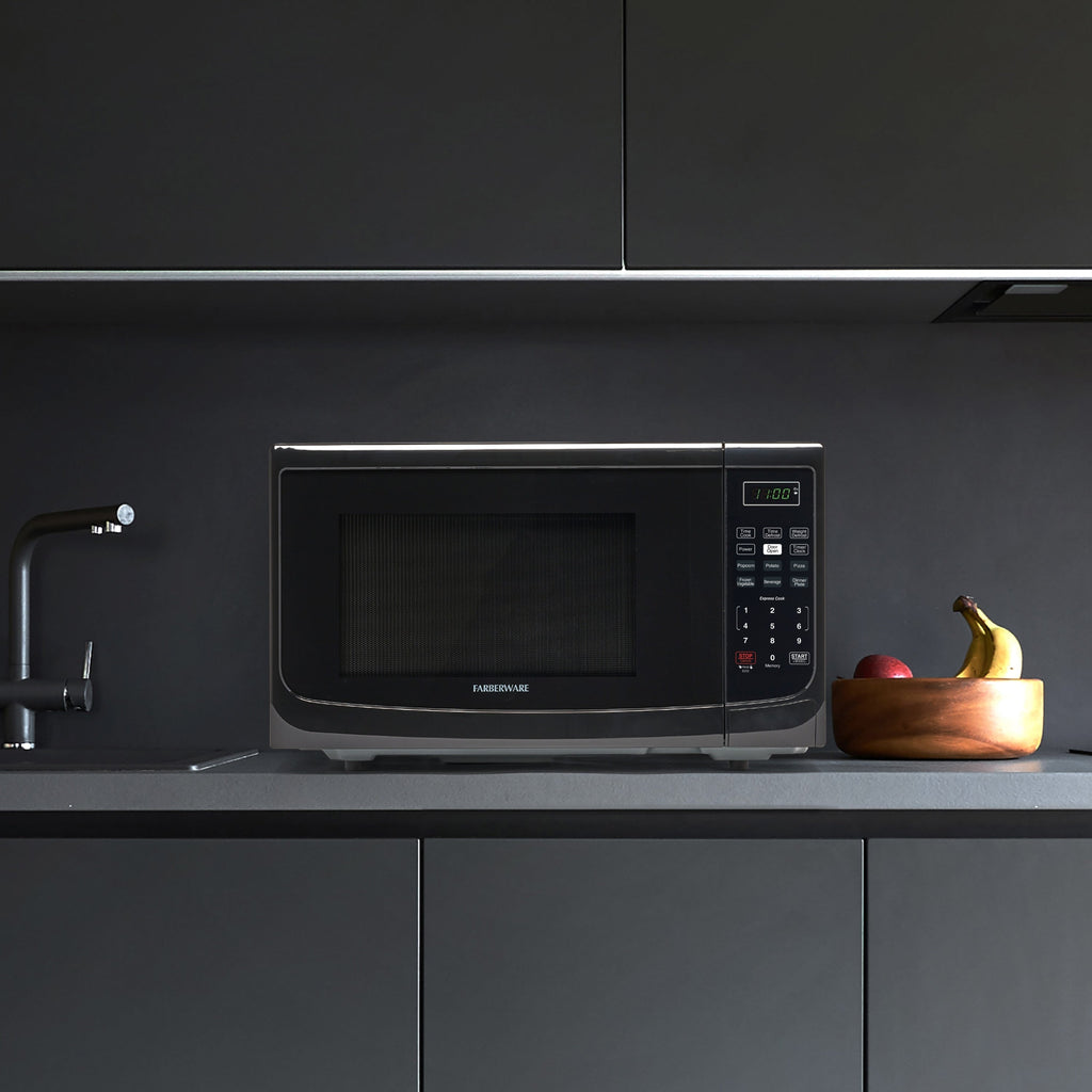 Four à micro-ondes de comptoir Farberware de 1000 watts et 1,1 pi³ avec éclairage LED et verrouillage enfant.