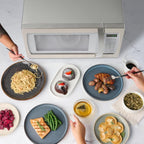 Four à micro-ondes Farberware Professional de 1,3 pi³ et 1100 watts avec fonction de cuisson intelligente à capteur, blanc et platine