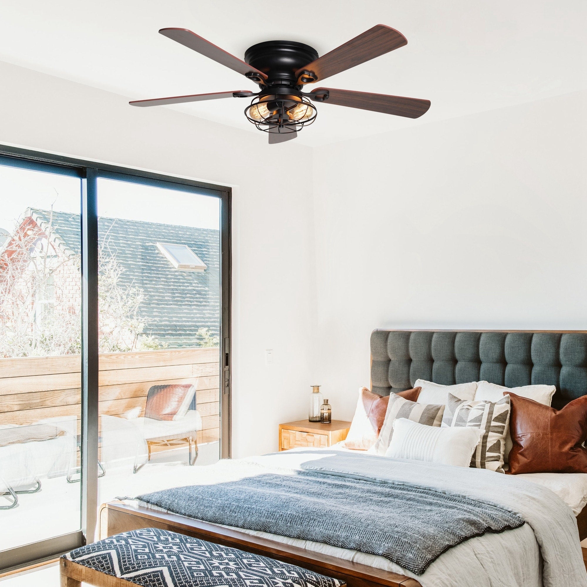 Ventilateur de plafond encastré à 5 pales en bois de 122 cm (48 pouces) de style rustique, à profil bas, noir, avec télécommande et kit d'éclairage.