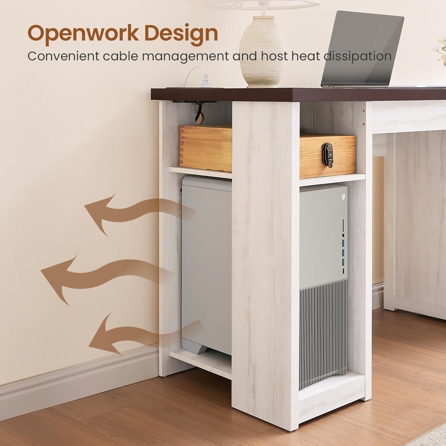 Bureau de direction de style farmhouse, bureau de travail à domicile, tiroir à dossiers, support de moniteur, prise de courant.