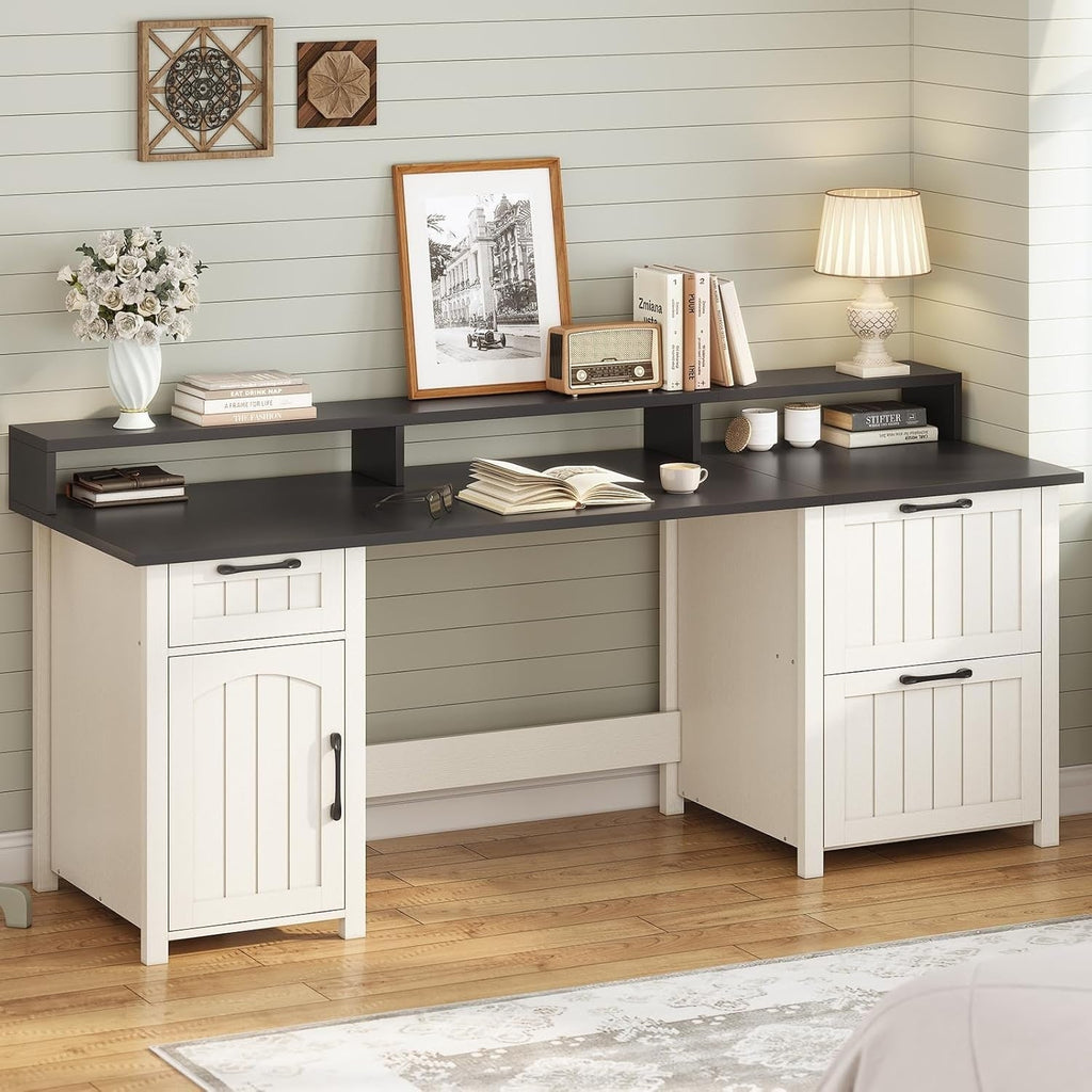 Bureau de direction de style farmhouse, bureau de travail à domicile, tiroir à dossiers, support de moniteur, prise de courant.