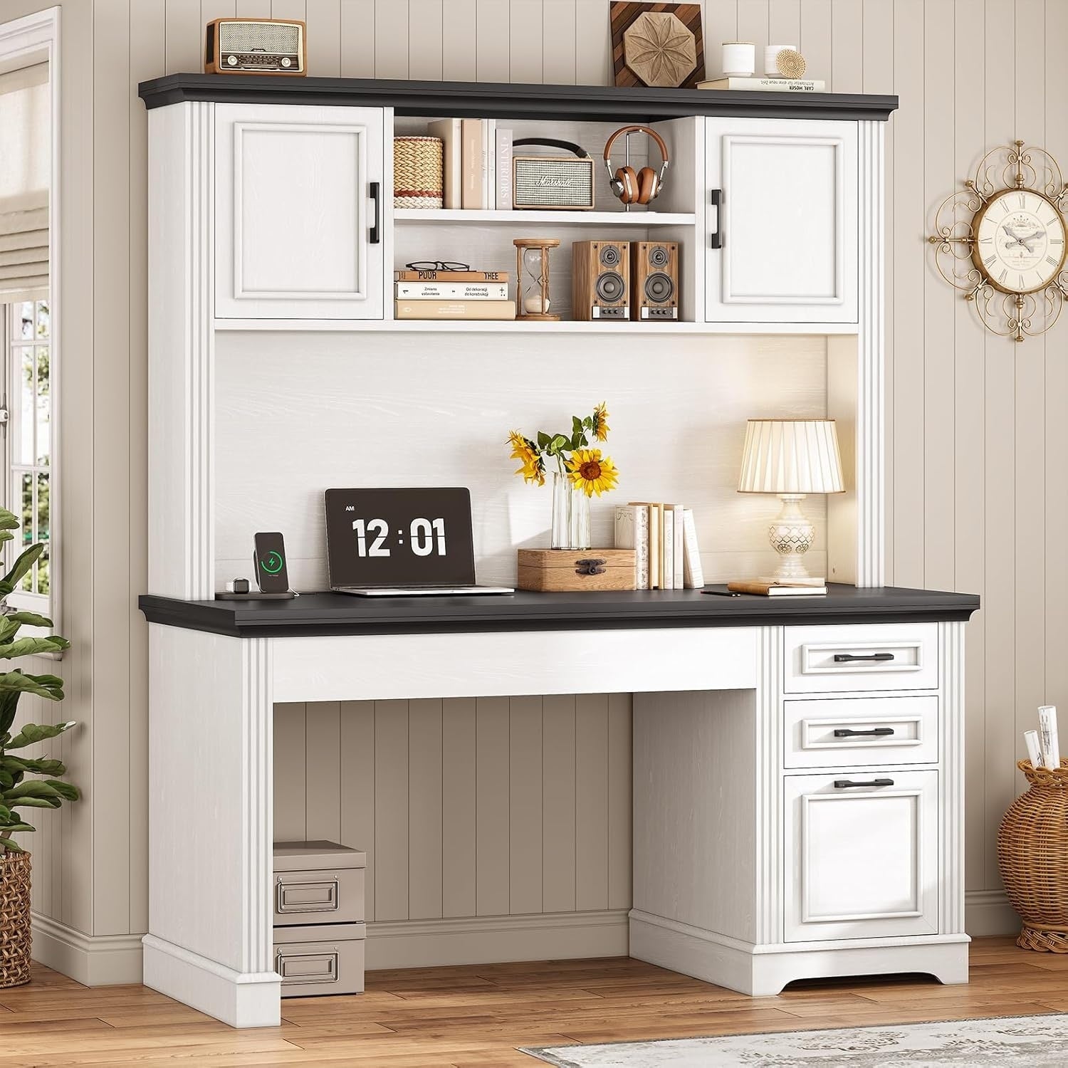 Bureau de direction de style farmhouse, bureau de travail à domicile, tiroir à dossiers, support de moniteur, prise de courant.