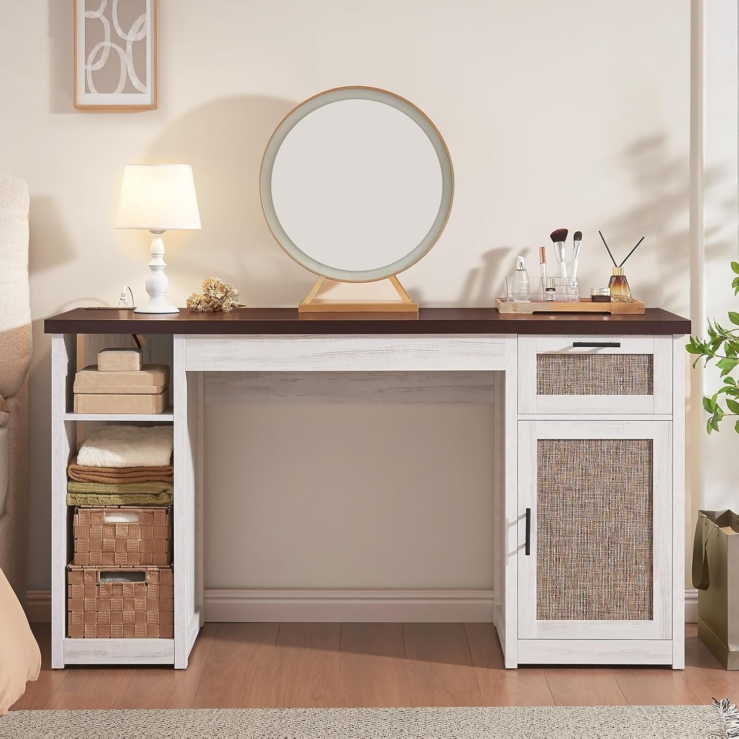 Bureau de direction de style farmhouse, bureau de travail à domicile, tiroir à dossiers, support de moniteur, prise de courant.