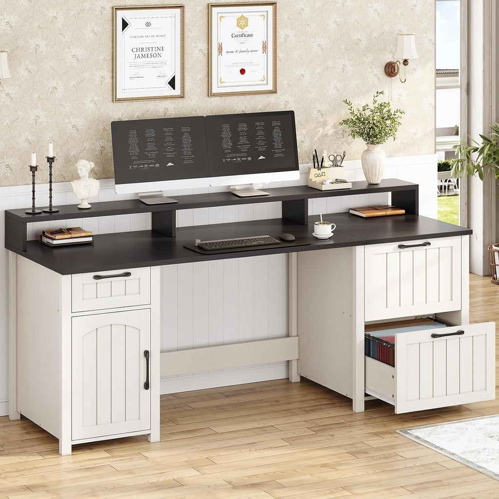 Bureau de direction de style farmhouse, bureau de travail à domicile, tiroir à dossiers, support de moniteur, prise de courant.