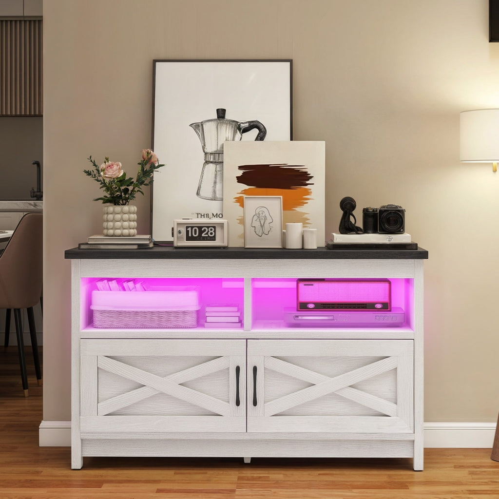 Meuble TV style farmhouse pour téléviseur jusqu'à 65 pouces avec portes et étagères ouvertes, console multimédia et prise de courant.