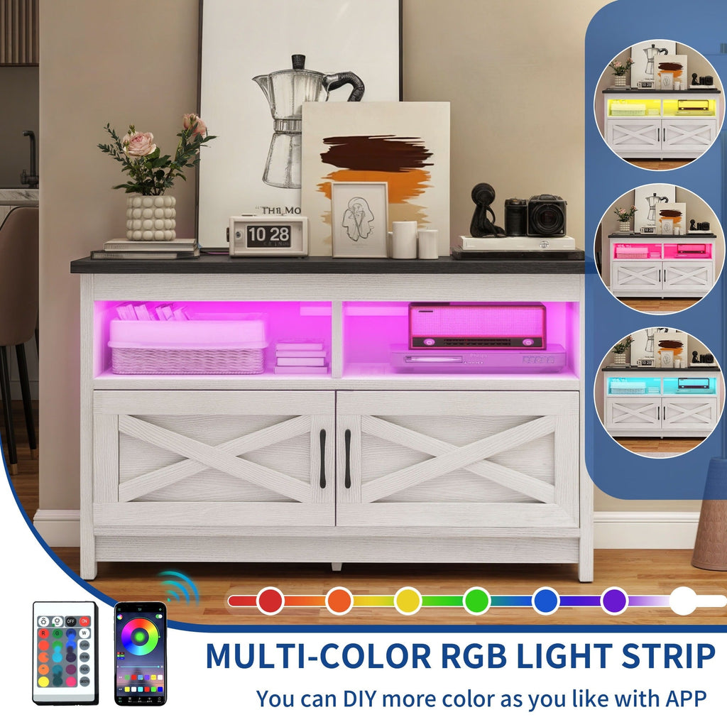 Meuble TV style farmhouse pour téléviseur jusqu'à 65 pouces avec portes et étagères ouvertes, console multimédia et prise de courant.