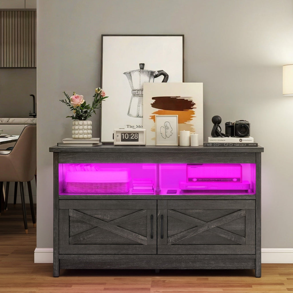 Meuble TV style farmhouse pour téléviseur jusqu'à 65 pouces avec portes et étagères ouvertes, console multimédia et prise de courant.