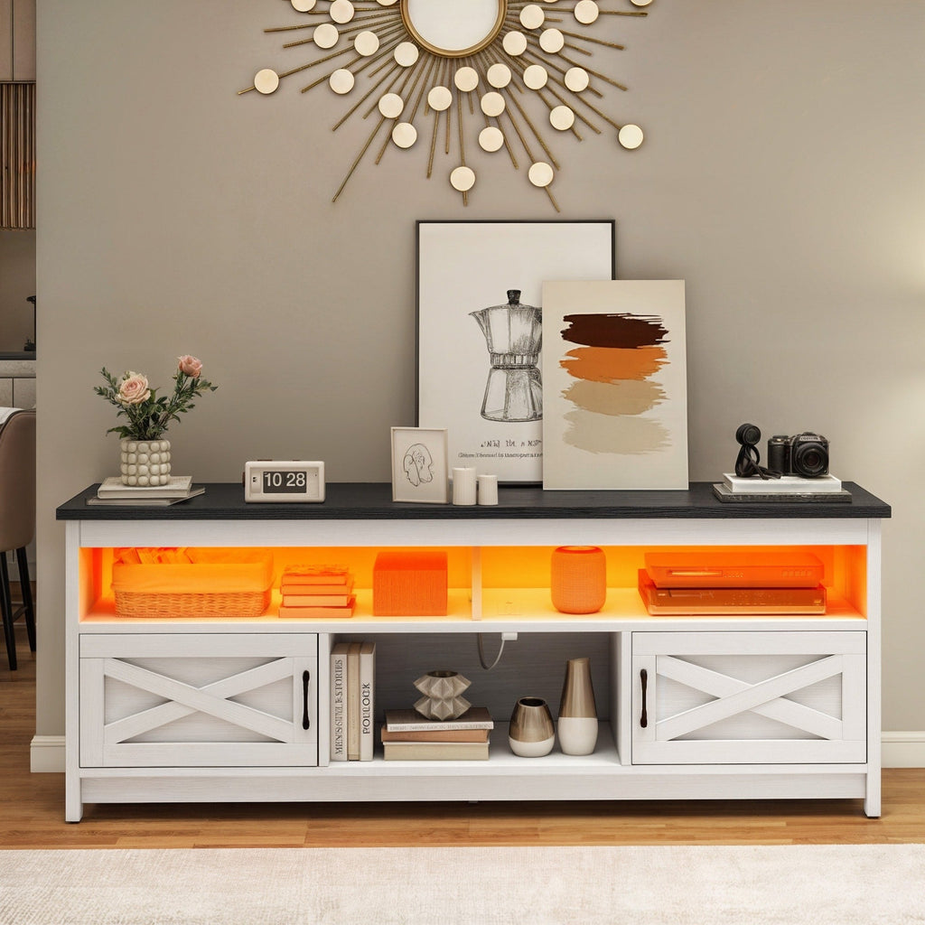 Meuble TV style farmhouse pour téléviseur jusqu'à 65 pouces avec portes et étagères ouvertes, console multimédia et prise de courant.