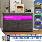 Meuble TV style farmhouse pour téléviseur jusqu'à 65 pouces avec portes et étagères ouvertes, console multimédia et prise de courant.