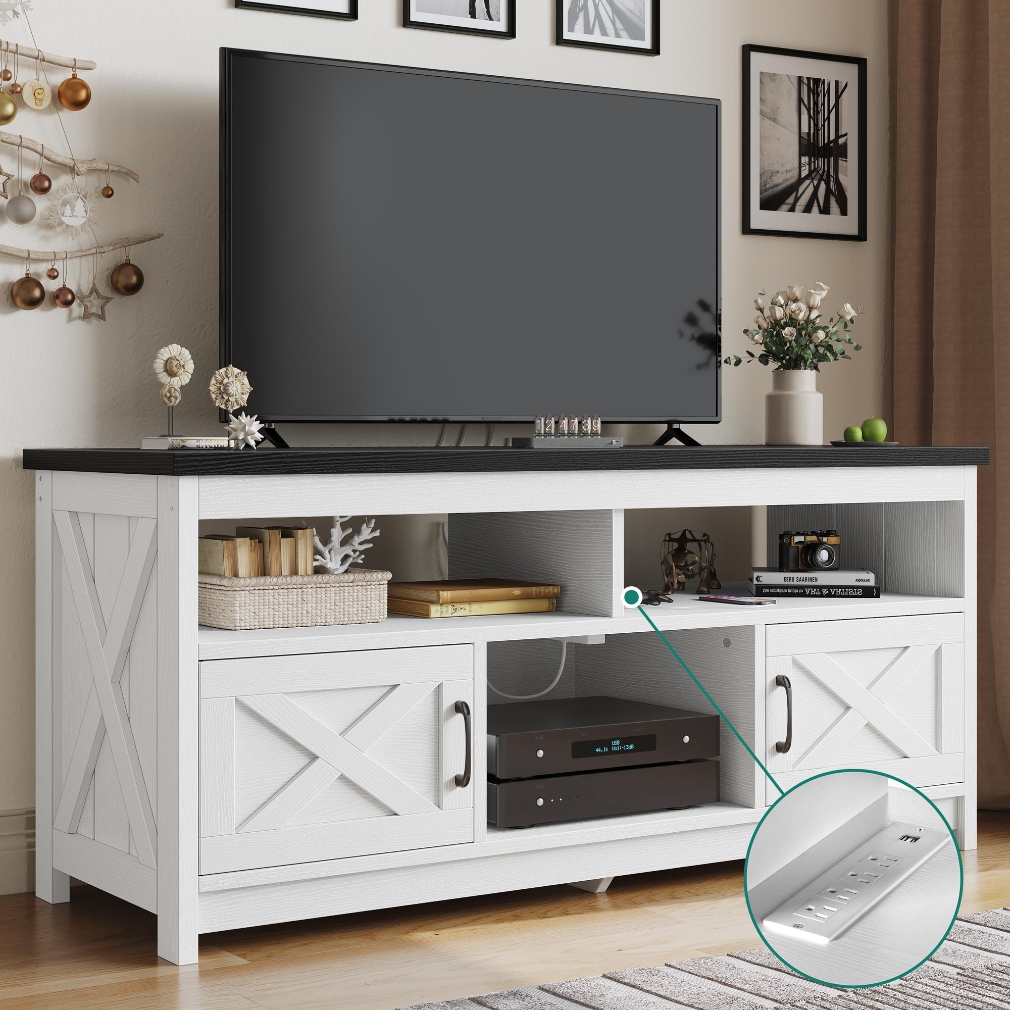 Meuble TV style farmhouse pour téléviseur jusqu'à 65 pouces avec portes et étagères ouvertes, console multimédia et prise de courant.