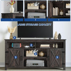 Meuble TV style farmhouse pour téléviseur jusqu'à 65 pouces avec portes et étagères ouvertes, console multimédia et prise de courant.