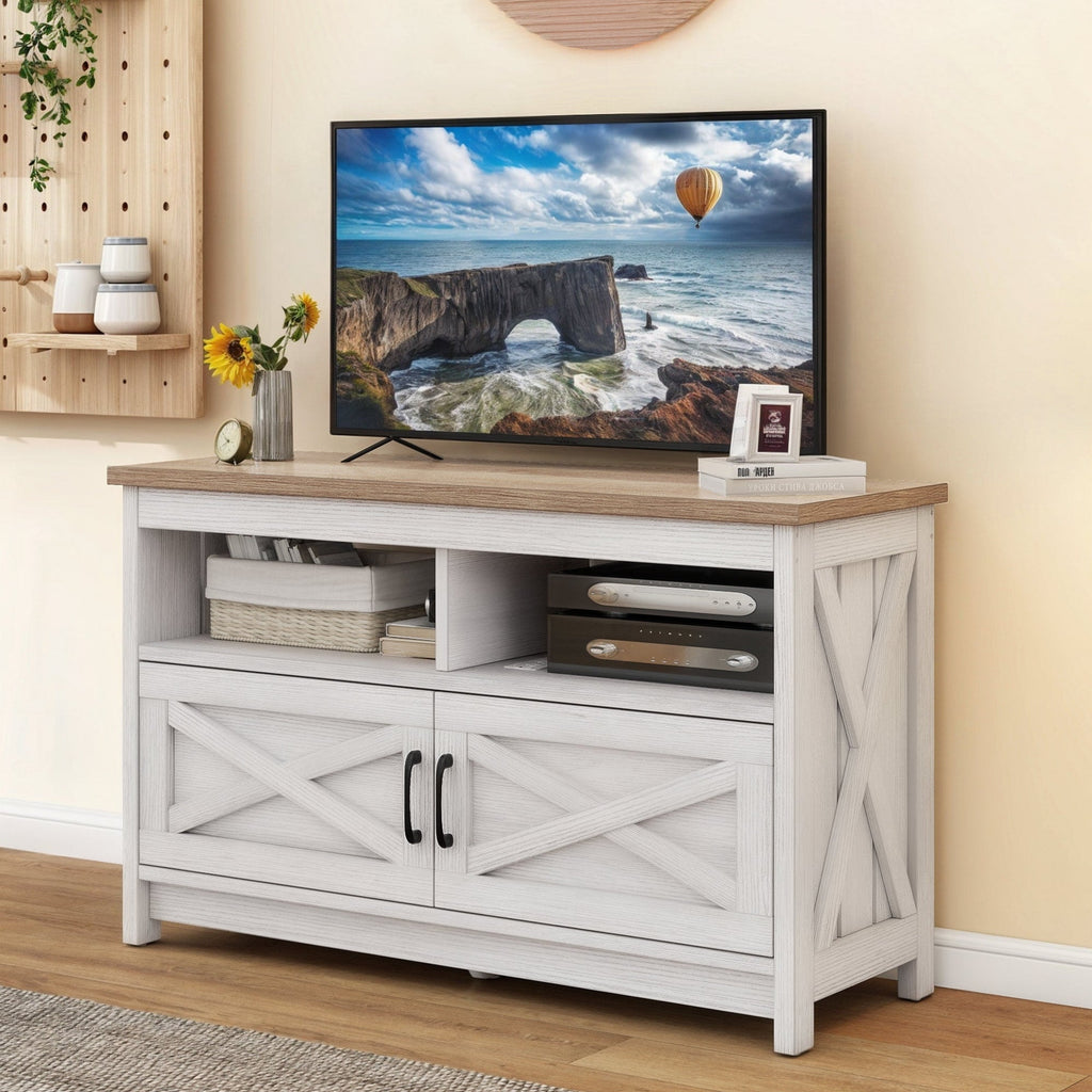 Meuble TV style farmhouse pour téléviseur jusqu'à 65 pouces avec portes et étagères ouvertes, console multimédia et prise de courant.