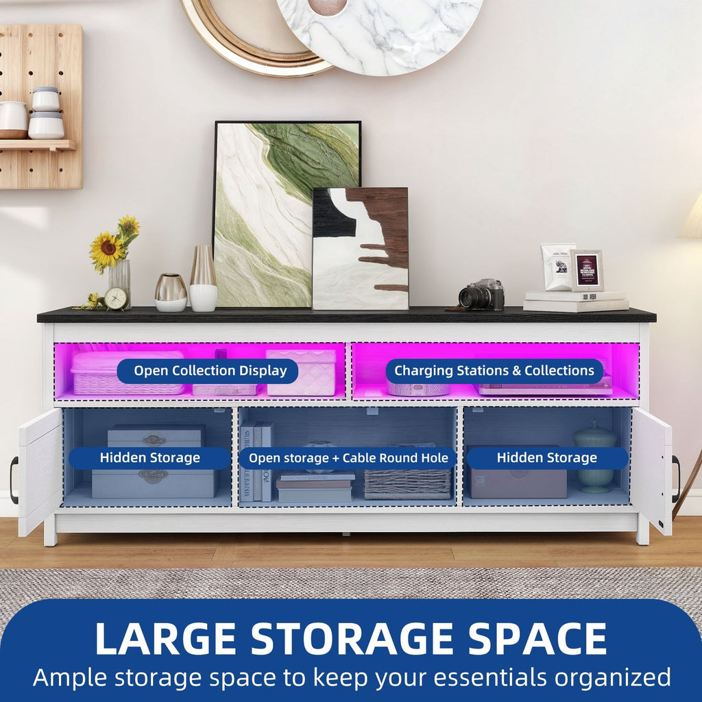 Meuble TV style farmhouse pour téléviseur jusqu'à 65 pouces avec portes et étagères ouvertes, console multimédia et prise de courant.