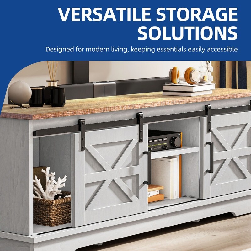 Meuble TV style farmhouse pour téléviseur jusqu'à 65 pouces avec portes et étagères ouvertes, console multimédia et prise de courant.