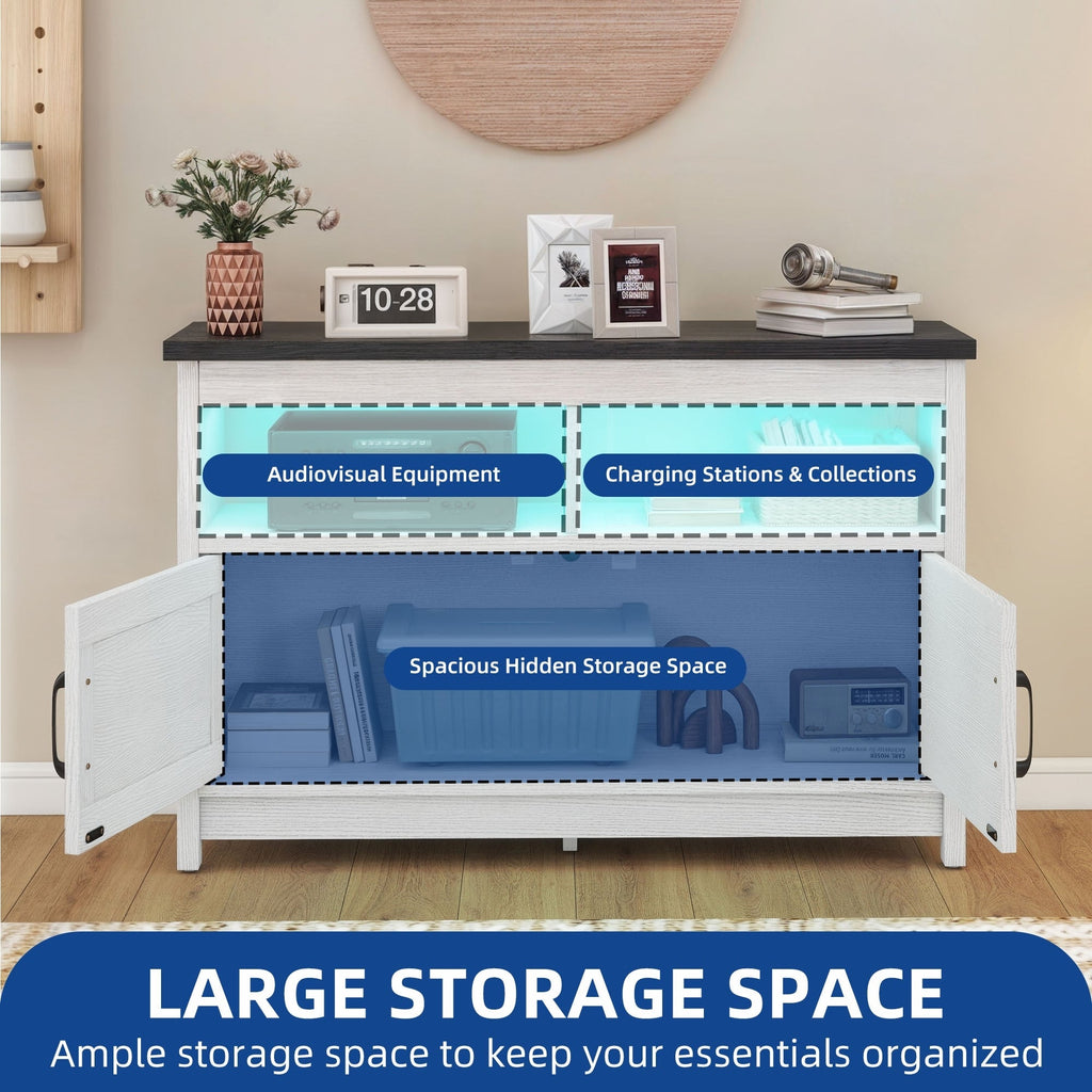 Meuble TV style farmhouse pour téléviseur jusqu'à 65 pouces avec portes et étagères ouvertes, console multimédia et prise de courant.