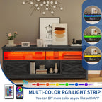 Meuble TV style farmhouse pour téléviseur jusqu'à 65 pouces avec portes et étagères ouvertes, console multimédia et prise de courant.