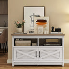 Meuble TV style farmhouse pour téléviseur jusqu'à 65 pouces avec portes et étagères ouvertes, console multimédia et prise de courant.