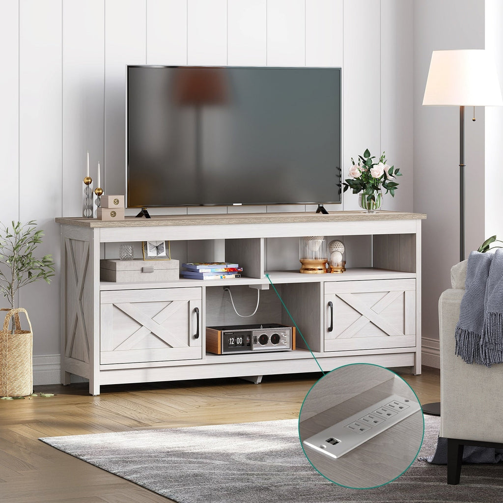Meuble TV style farmhouse pour téléviseur jusqu'à 65 pouces avec portes et étagères ouvertes, console multimédia et prise de courant.