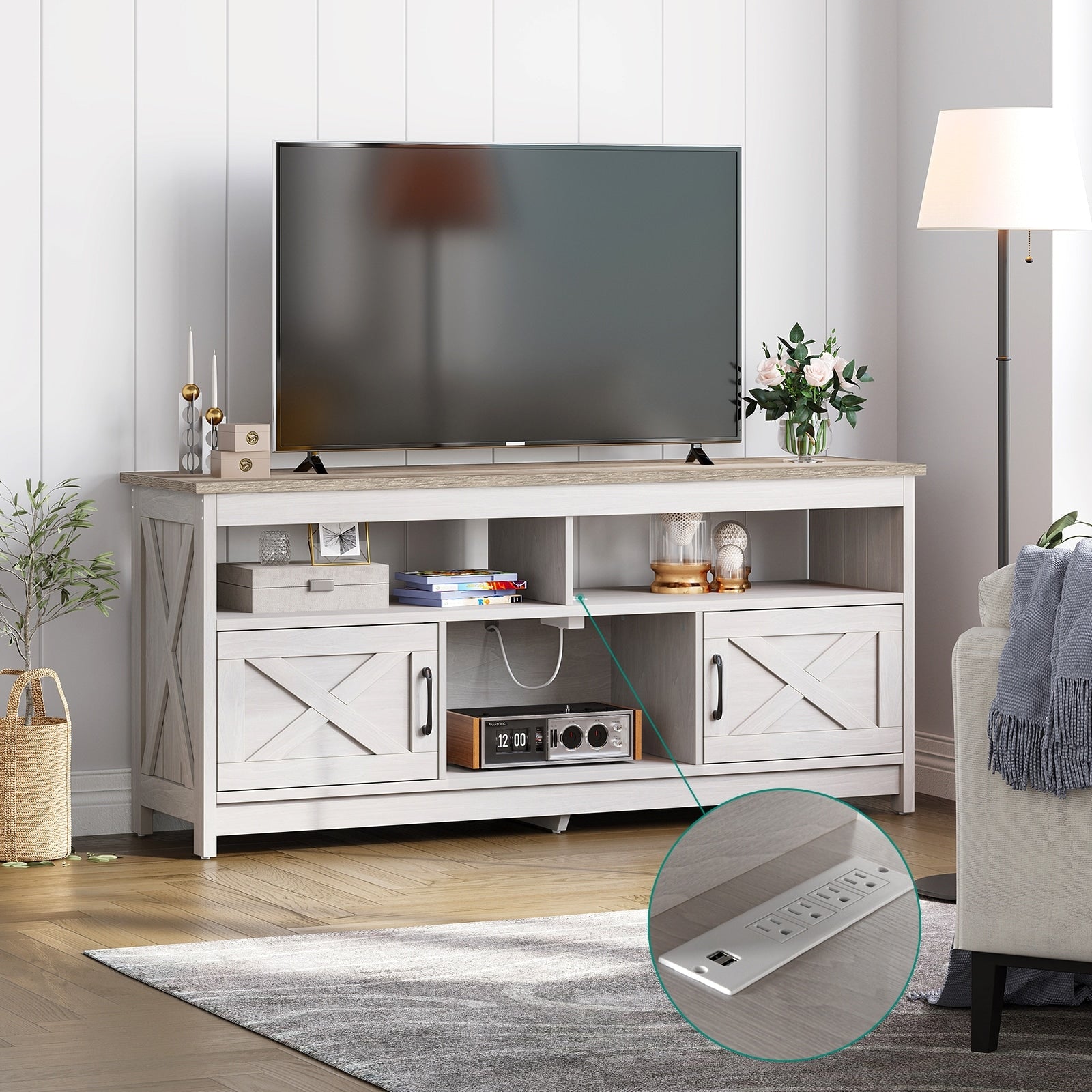 Meuble TV style farmhouse pour téléviseur jusqu'à 65 pouces avec portes et étagères ouvertes, console multimédia et prise de courant.