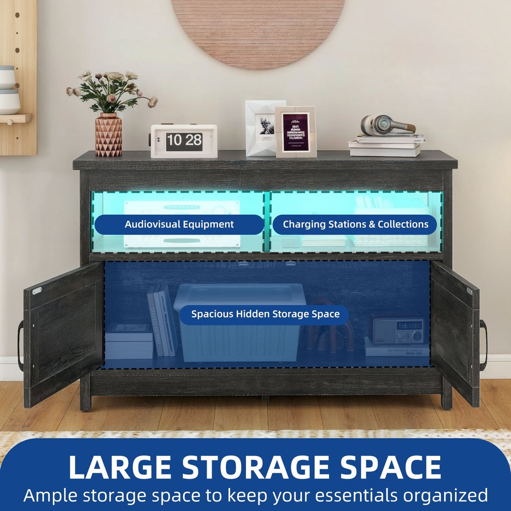 Meuble TV style farmhouse pour téléviseur jusqu'à 65 pouces avec portes et étagères ouvertes, console multimédia et prise de courant.