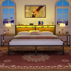 Cadre de lit plateforme en bois de style farmhouse avec station de recharge et lumières LED