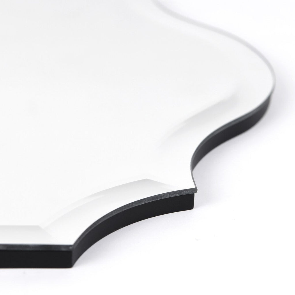 Miroir mural rectangulaire élégant à bords biseautés et festonnés, sans cadre.