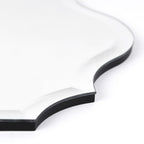 Miroir mural rectangulaire élégant à bords biseautés et festonnés, sans cadre.