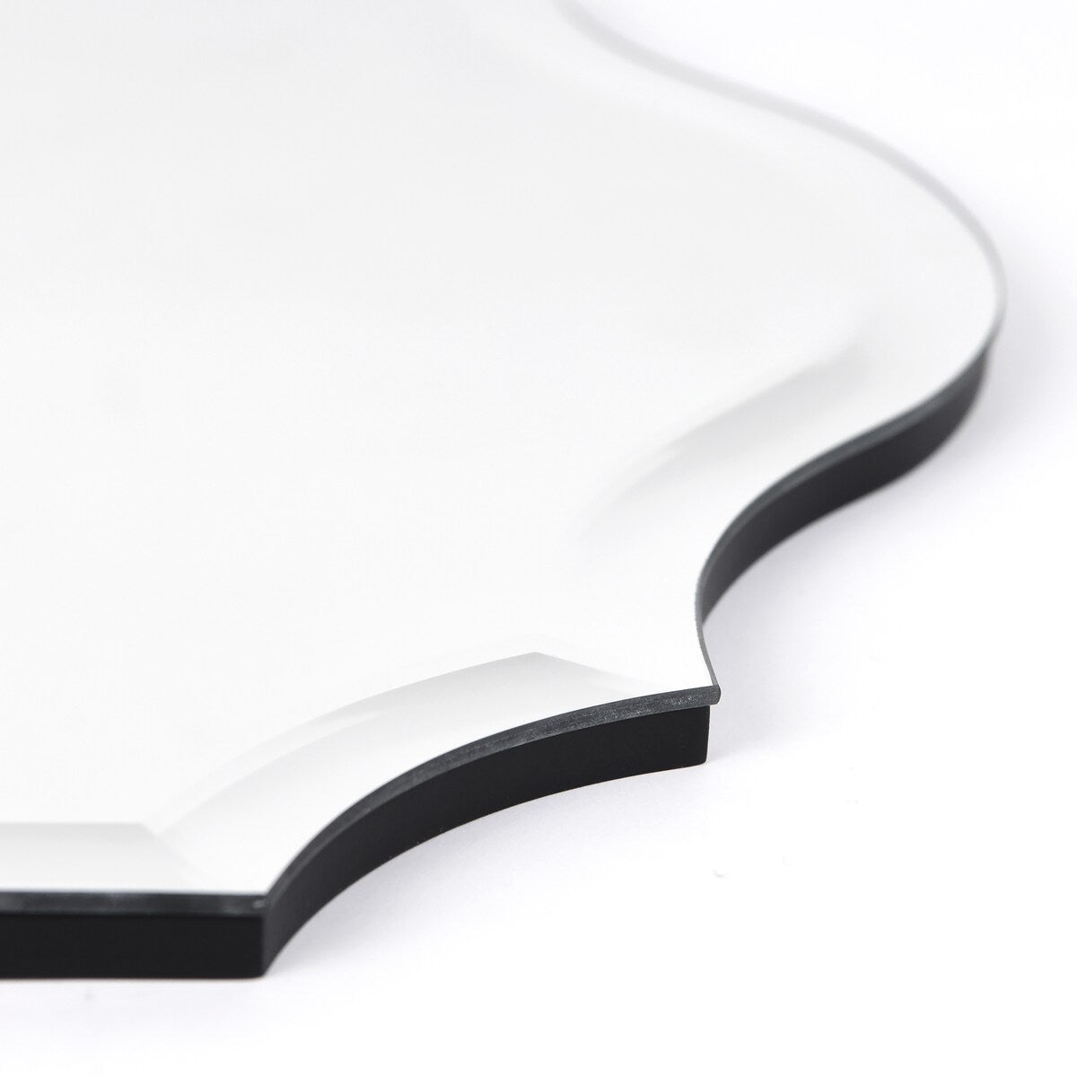 Miroir mural rectangulaire élégant à bords biseautés et festonnés, sans cadre.