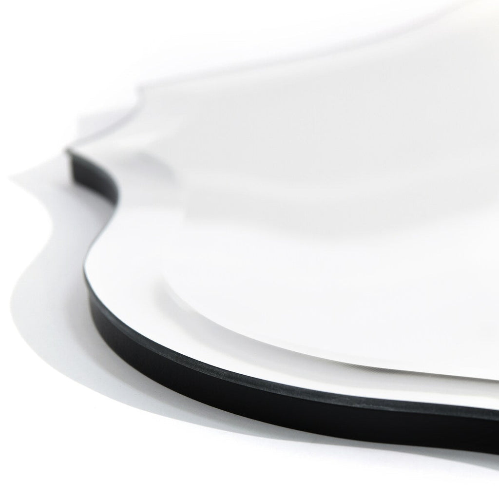 Miroir mural rectangulaire élégant à bords biseautés et festonnés, sans cadre.