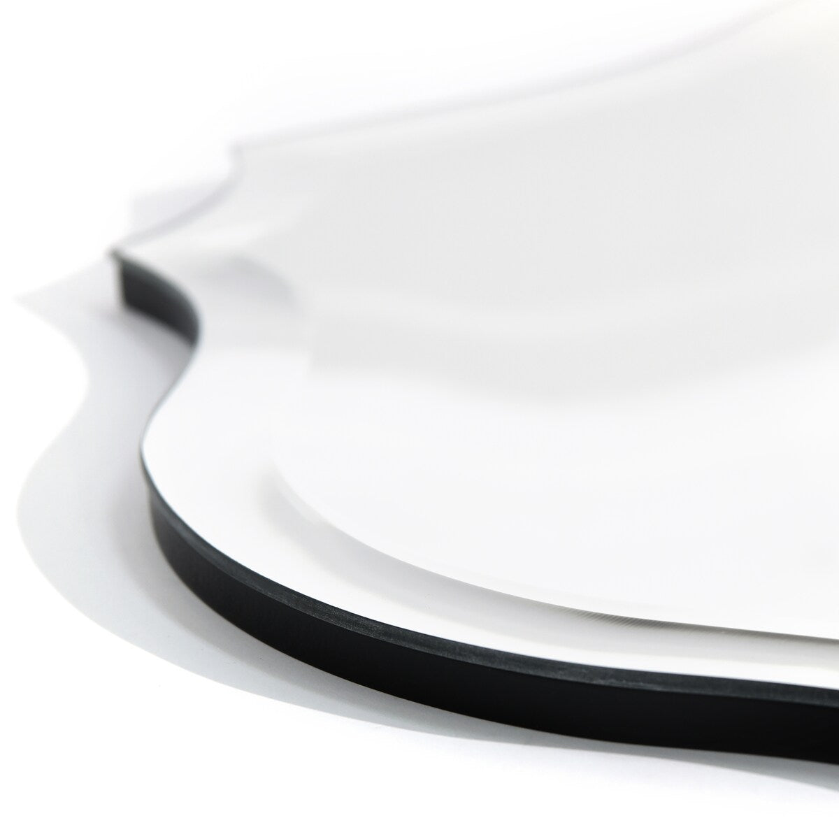 Miroir mural rectangulaire élégant à bords biseautés et festonnés, sans cadre.