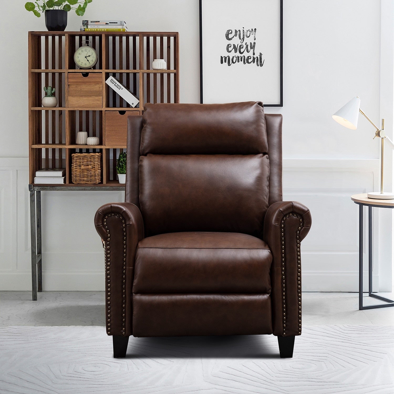 Fauteuil inclinable en cuir véritable avec dossier inclinable, accoudoirs et dossier confortables.