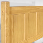 Lit plateforme à panneaux en bois massif de style Shaker, fini bois naturel.