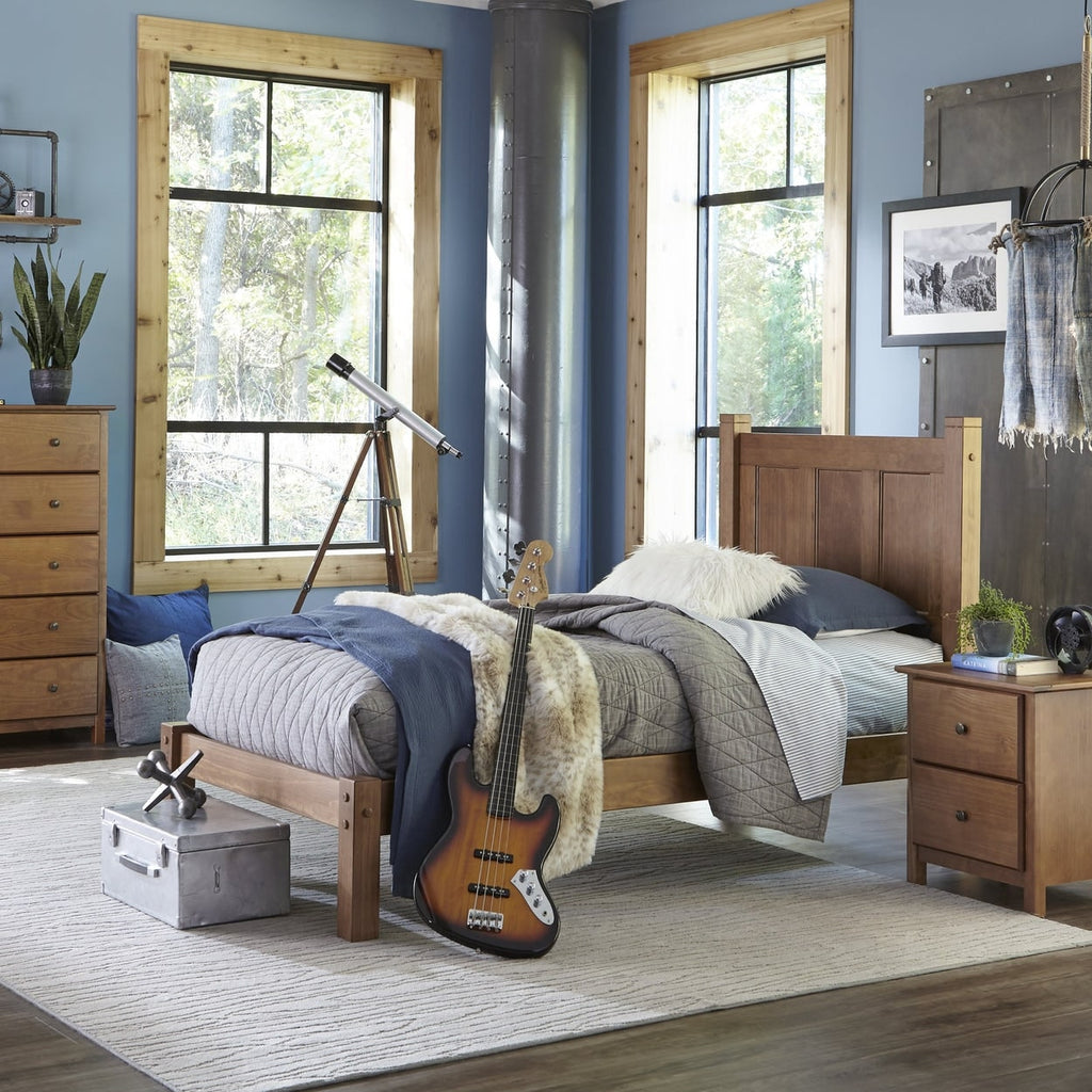 Lit plateforme à panneaux en bois massif de style Shaker, fini bois naturel.