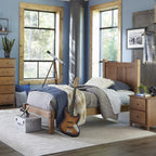 Lit plateforme à panneaux en bois massif de style Shaker, fini bois naturel.