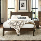 Lit plateforme à panneaux en bois massif de style Shaker, fini bois naturel.