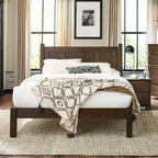 Lit plateforme à panneaux en bois massif de style Shaker, fini bois naturel.