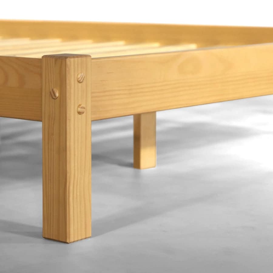 Lit plateforme à panneaux en bois massif de style Shaker, fini bois naturel.