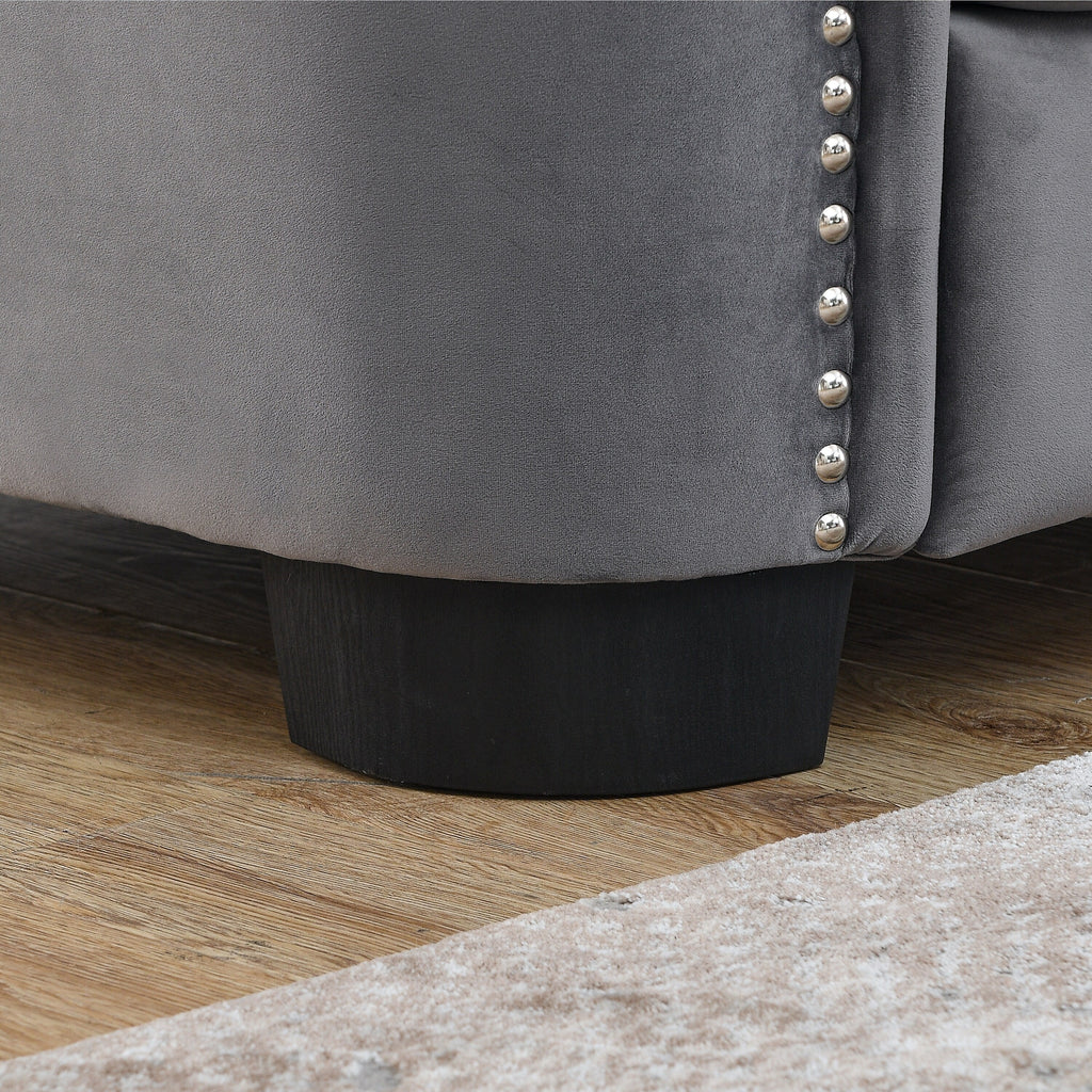 Canapé 2 places moderne en velours gris de 150 cm avec dossier capitonné et accoudoirs cloutés