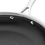 Ensemble de 3 poêles HENCKELS Paradigm avec pelle et cuillère de service offertes - 5 pièces