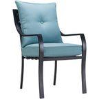 Ensemble de salle à manger 5 pièces Hanover Lavallette bleu océan avec 4 chaises fixes, table ronde en verre de 132 cm, parasol et pied de table.