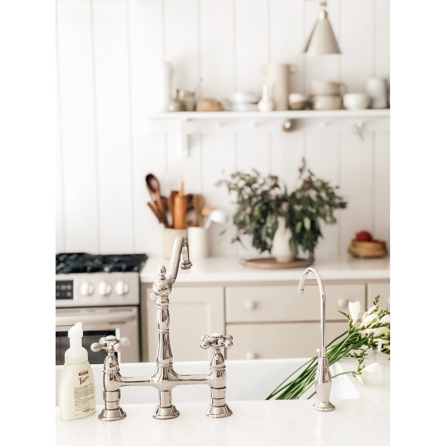 Robinet de cuisine Heritage Bridge avec pulvérisateur en laiton