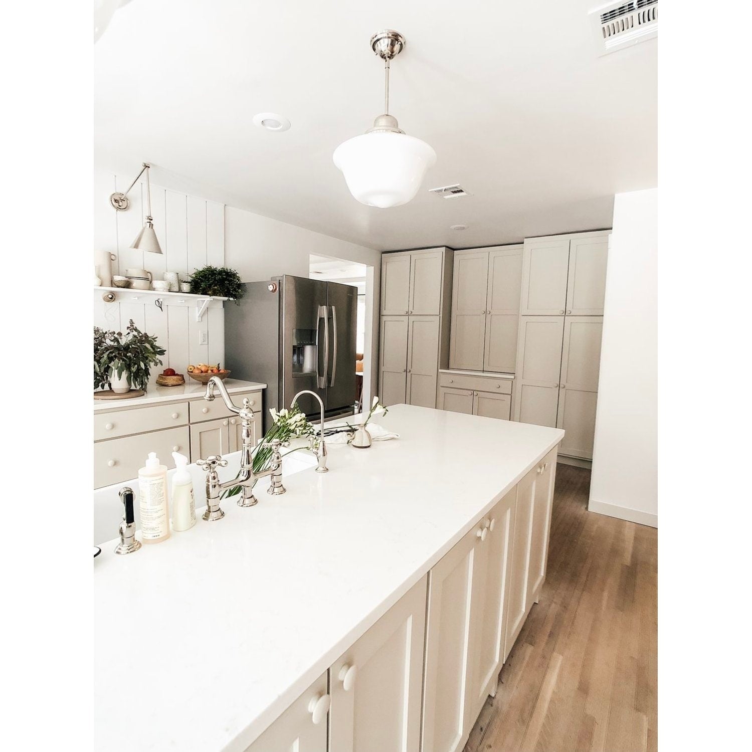 Robinet de cuisine Heritage Bridge avec pulvérisateur en laiton