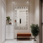 Grand miroir décoratif mural avec cadre géométrique argenté.