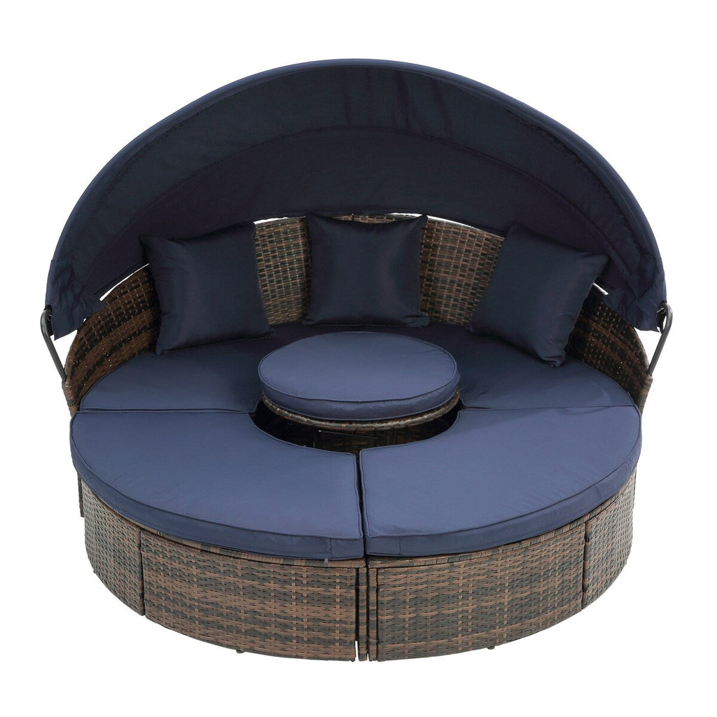 Lit de jour rond en rotin d'extérieur avec auvent et table basse relevable, canapé-lit bleu marine à assise profonde avec oreillers et coussins lavables
