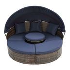 Lit de jour rond en rotin d'extérieur avec auvent et table basse relevable, canapé-lit bleu marine à assise profonde avec oreillers et coussins lavables