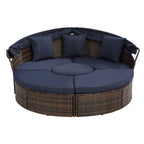 Lit de jour rond en rotin d'extérieur avec auvent et table basse relevable, canapé-lit bleu marine à assise profonde avec oreillers et coussins lavables