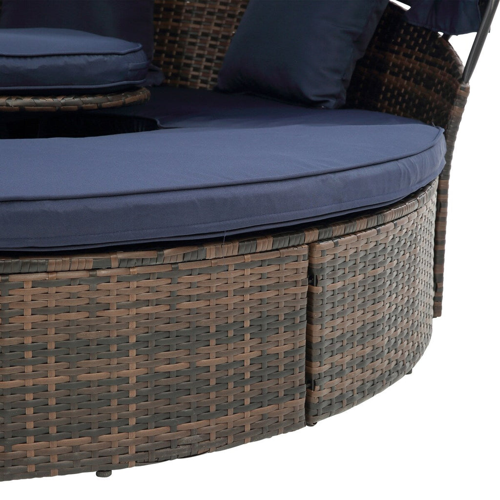 Lit de jour rond en rotin d'extérieur avec auvent et table basse relevable, canapé-lit bleu marine à assise profonde avec oreillers et coussins lavables